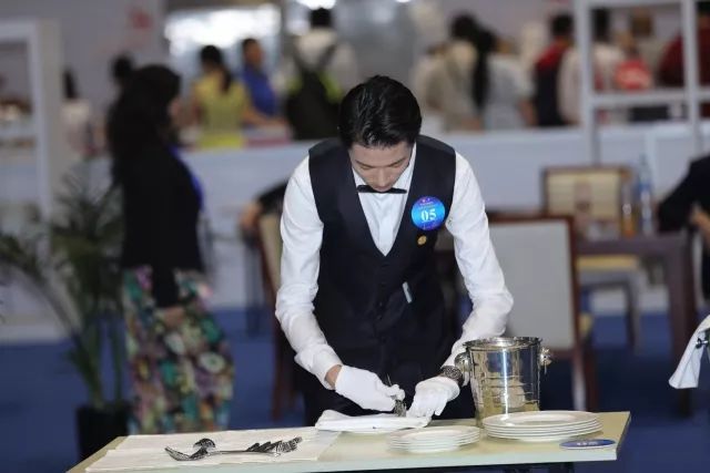 技藝精湛展風采，服務(wù)卓越贏未來——上海市商貿(mào)旅游學校選手在第45屆世界技能大賽全國選拔賽中榮獲餐廳服務(wù)項目銀牌